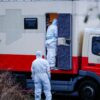 Beamte der Spurensicherung sind auf einem Parkplatz in Niederzier im Einsatz und untersuchen den Lastwagen des Verdächtigen nach Spuren. Die Polizei fahndet weiter mit Hochdruck nach einem Mann, der Sabotageaktionen gegen das deutsche Stromnetz verübt haben soll.