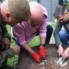 Feuer machen mit Birkenrinde: Das lernen Mitarbeiter der deutschen Botschaft in Warschau bei Notfalltraining von Polens Armee.