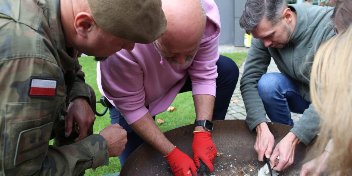 Feuer machen mit Birkenrinde: Das lernen Mitarbeiter der deutschen Botschaft in Warschau bei Notfalltraining von Polens Armee.