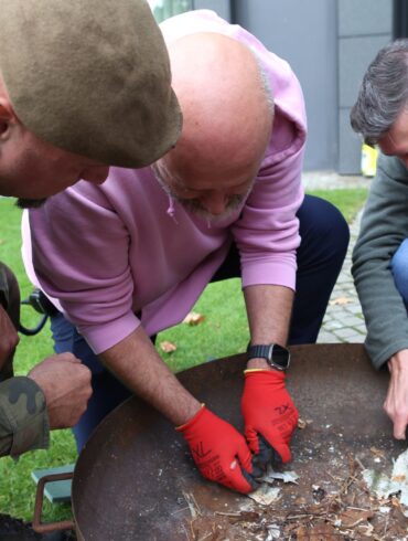 Feuer machen mit Birkenrinde: Das lernen Mitarbeiter der deutschen Botschaft in Warschau bei Notfalltraining von Polens Armee.