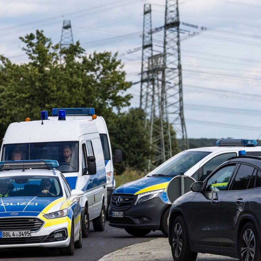An einem Umspannwerk in Turnow-Preilack in Brandenburg unweit des Kraftwerks Jänschwalde sind Sprengvorrichtungen gefunden worden.