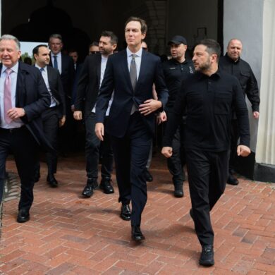 Erstmals sind die US-Unterhändler Witkoff und Kushner in Kiew.