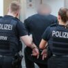 Ein Mann aus dem Umfeld der «Hells Angels» wird in Duisburg abgeführt.