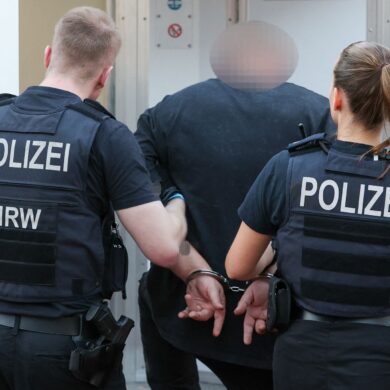 Ein Mann aus dem Umfeld der «Hells Angels» wird in Duisburg abgeführt.