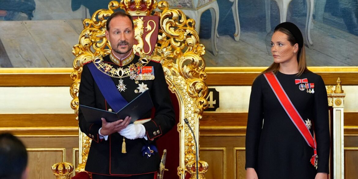 Im Parlament legte Haakon seinen Eid ab. An seiner Seite: Kronprinzessin Ingrid Alexandra.