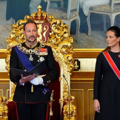 Im Parlament legte Haakon seinen Eid ab. An seiner Seite: Kronprinzessin Ingrid Alexandra.
