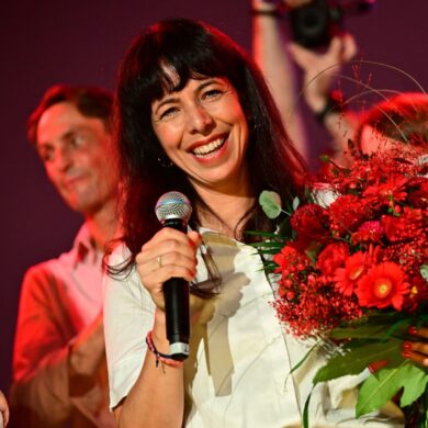 Elif Eralp spricht zu den Linke-Anhängern.