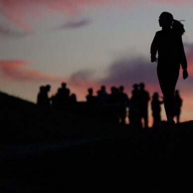 Eine Frau joggt durch den Olympiapark in München.