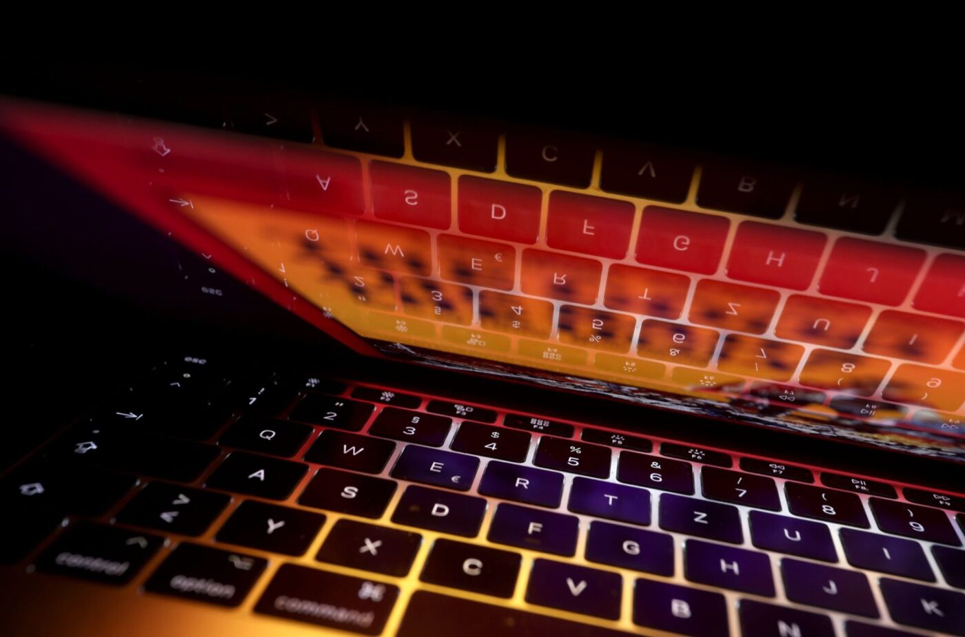 Seit Freitag sind rund 1,44 Millionen Dateien mit einem Umfang von 5,8 Terabyte im Darknet veröffentlicht. (Symbolbild)