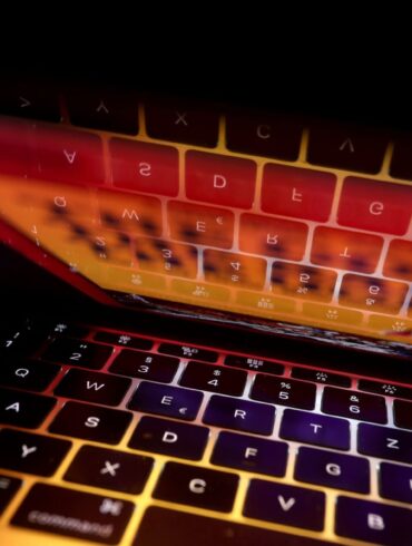 Seit Freitag sind rund 1,44 Millionen Dateien mit einem Umfang von 5,8 Terabyte im Darknet veröffentlicht. (Symbolbild)