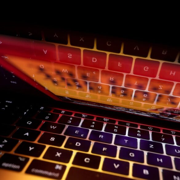 Seit Freitag sind rund 1,44 Millionen Dateien mit einem Umfang von 5,8 Terabyte im Darknet veröffentlicht. (Symbolbild)