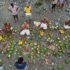 Menschen, deren Angehörige nach den Sturzfluten weiterhin vermisst werden, vollziehen am Ufer des angeschwollenen Trishuli-Flusses im nepalesischen Distrikt Nuwakot Rituale im Anschluss an symbolische Bestattungszeremonien.