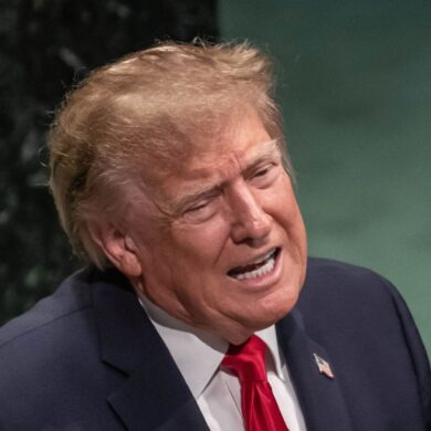 Trump verkündet die erste Zusammenkunft für Gespräche zwischen den USA und dem Iran seit Monaten.