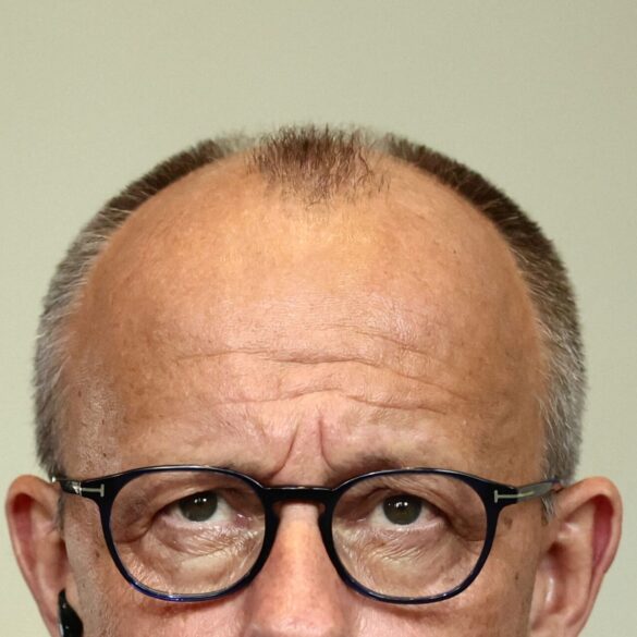 Kanzler Merz blickt in eine ungewisse Zukunft.