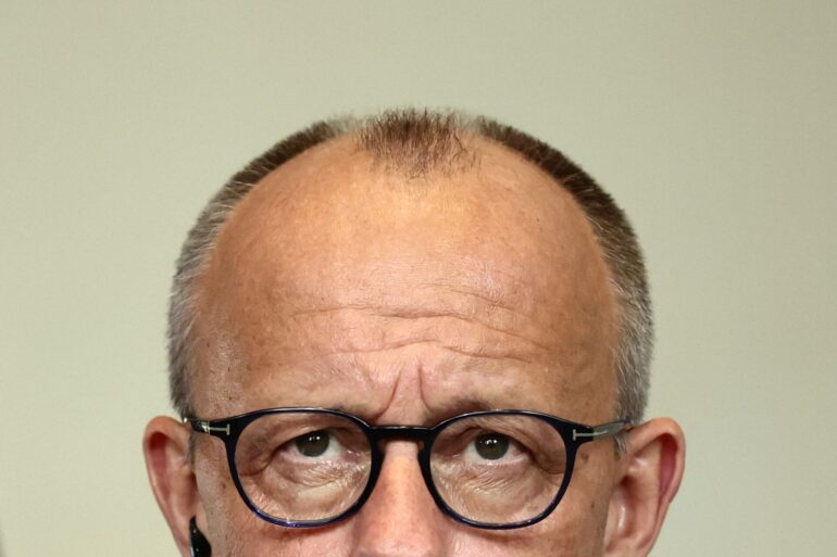 Kanzler Merz blickt in eine ungewisse Zukunft.