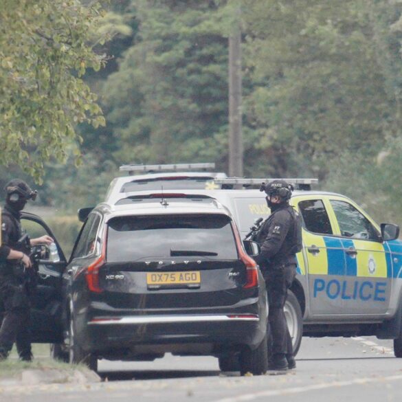 Die Polizei hatte in der Nähe des britischen Luftwaffenstützpunkts fünf Männer festgenommen.