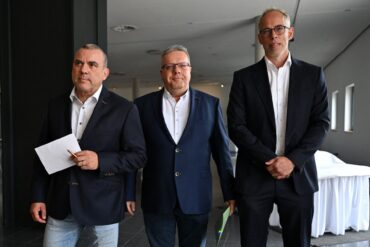 Die drei Abgeordneten Stefan Wogawa, Dirk Hoffmeister und Roberto Kobelt haben nach eigenen Angaben eine neue Partei gegründet.
