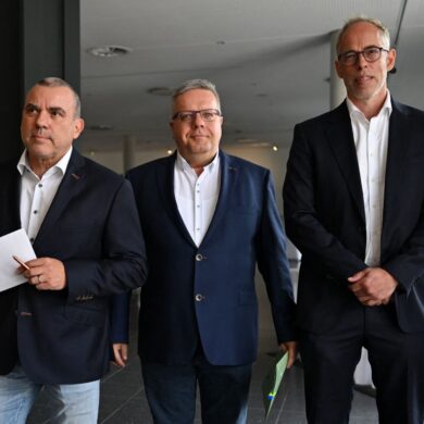 Die drei Abgeordneten Stefan Wogawa, Dirk Hoffmeister und Roberto Kobelt haben nach eigenen Angaben eine neue Partei gegründet.