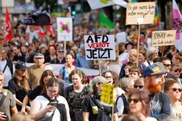 In Düsseldorf gingen rund 20.000 Menschen auf die Straße und forderten ein AfD-Verbot.