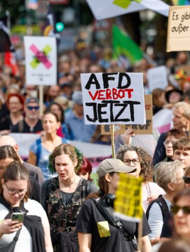 In Düsseldorf gingen rund 20.000 Menschen auf die Straße und forderten ein AfD-Verbot.