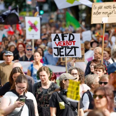 In Düsseldorf gingen rund 20.000 Menschen auf die Straße und forderten ein AfD-Verbot.