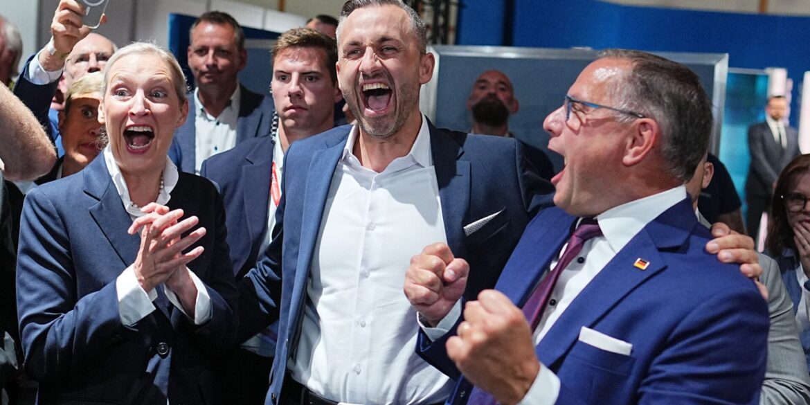 Die AfD-Chefs Alice Weidel (l) und Tino Chrupalla (r) feiern mit Spitzenkandidat Ulrich Siegmund den Erdrutschsieg der AfD in Sachsen-Anhalt.