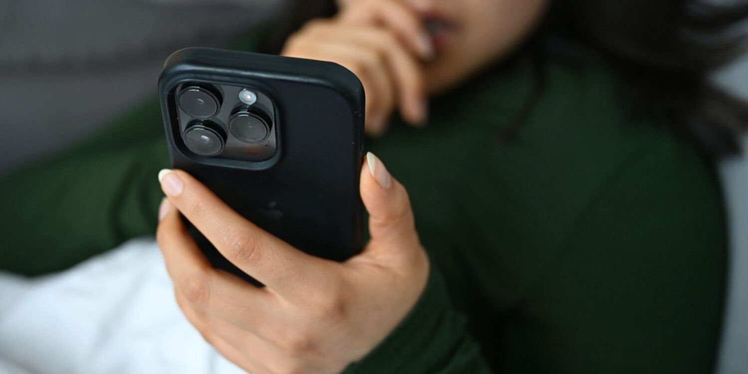Viel Zeit am Handy zu verbringen, kann auch belastend sein. (Symbolbild)