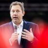 Der SPD-Vorsitzende Lars Klingbeil verwahrt sich scharf gegen Angriffe aus der Union auf seine Co-Parteichefin Bärbel Bas.