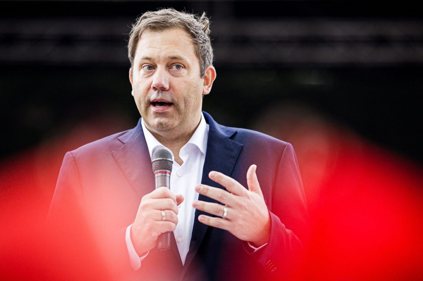 Der SPD-Vorsitzende Lars Klingbeil verwahrt sich scharf gegen Angriffe aus der Union auf seine Co-Parteichefin Bärbel Bas.