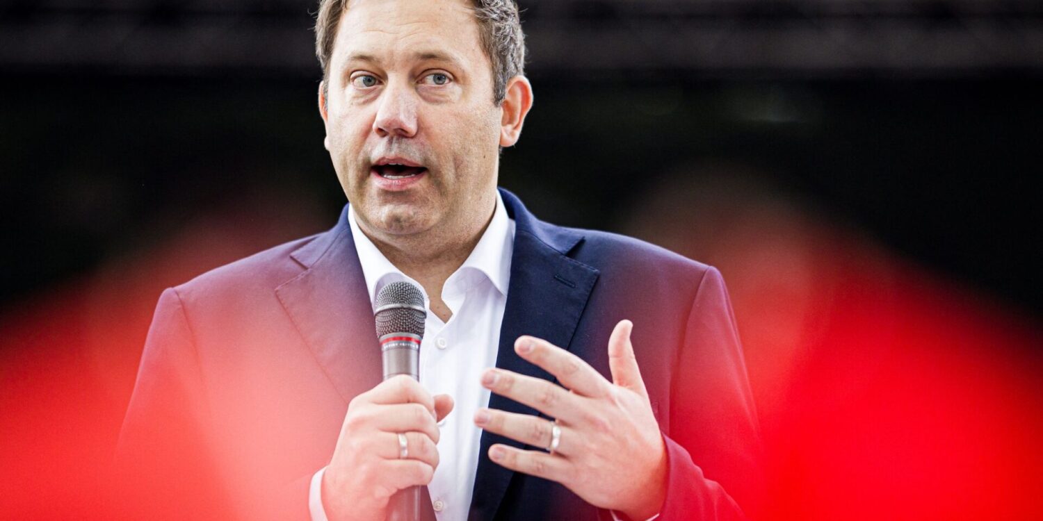 Der SPD-Vorsitzende Lars Klingbeil verwahrt sich scharf gegen Angriffe aus der Union auf seine Co-Parteichefin Bärbel Bas.