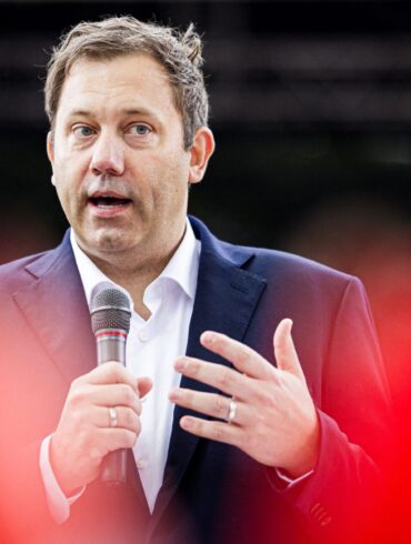 Der SPD-Vorsitzende Lars Klingbeil verwahrt sich scharf gegen Angriffe aus der Union auf seine Co-Parteichefin Bärbel Bas.