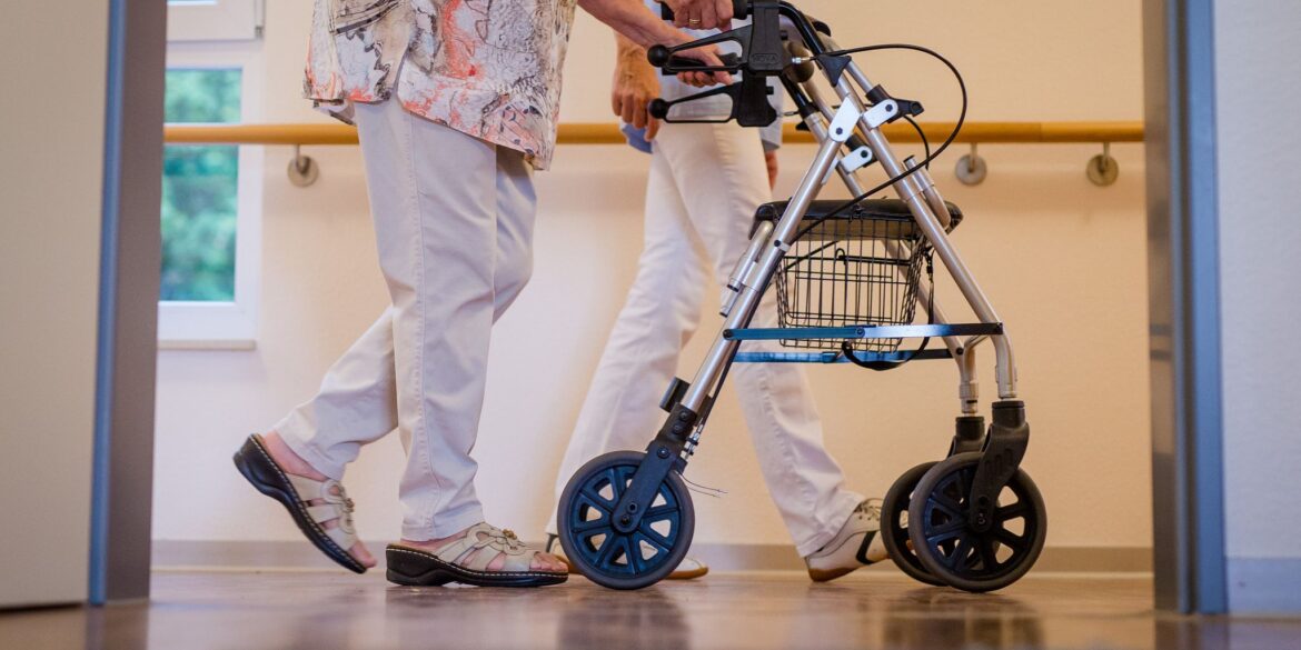 Der Pflegeversicherung droht im kommenden Jahr ein Milliardendefizit. (Symbolbild)