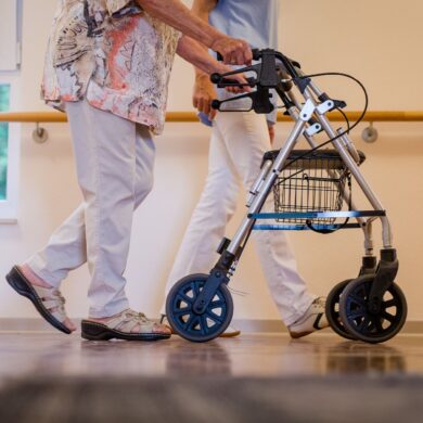 Der Pflegeversicherung droht im kommenden Jahr ein Milliardendefizit. (Symbolbild)