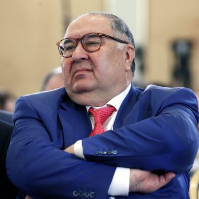 Der Oligarch Alischer Usmanow ist in Europa als langjähriger Präsident des Fecht-Weltverbandes FIE und als früherer Anteilseigner des englischen Fußballclubs FC Arsenal bekannt. (Archivbild)