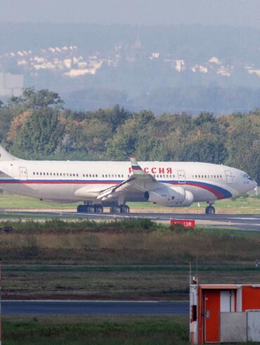 In Russland registrierte Flugzeuge dürfen wegen der Sanktionen im Kontext des Ukraine-Kriegs eigentlich nicht mehr in EU-Staaten fliegen.