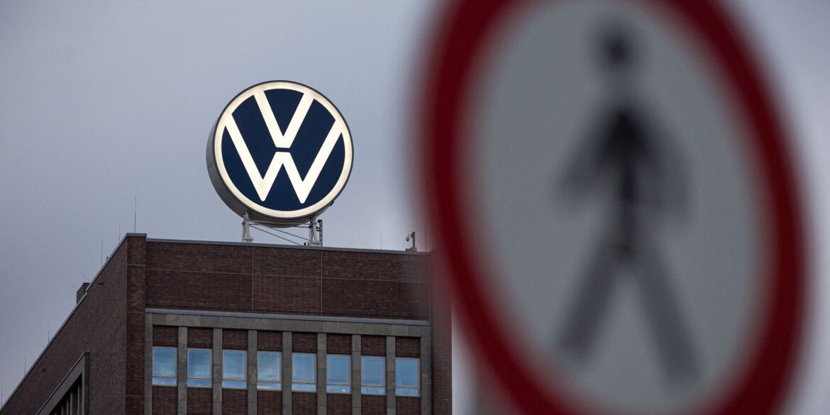 VW hat eine Reihe von Tarifverträgen gekündigt. (Archivbild)