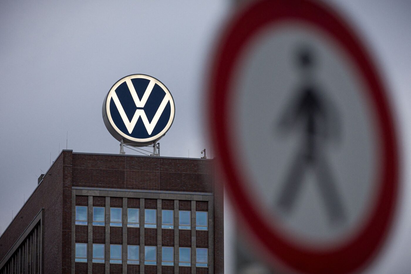 VW hat eine Reihe von Tarifverträgen gekündigt. (Archivbild)