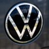 VW hat eine Reihe von Tarifverträgen gekündigt. (Archivbild)