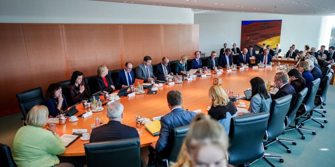 Die Regierung hat einen Plan gegen den Missbrauch von Sozialleistungen beschlossen.