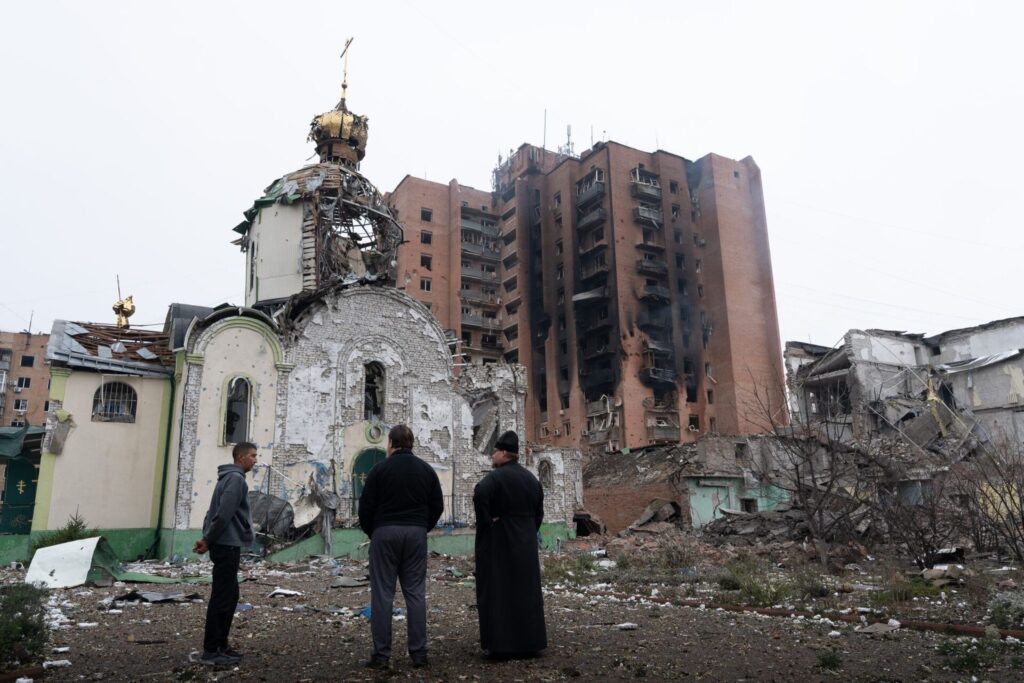 Trümmer nach einem russischen Luftangriff, bei dem eine Kirche und Wohngebäude in Kramatorsk beschädigt wurden.
