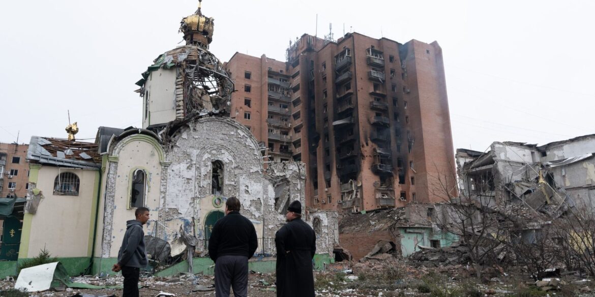Trümmer nach einem russischen Luftangriff, bei dem eine Kirche und Wohngebäude in Kramatorsk beschädigt wurden.