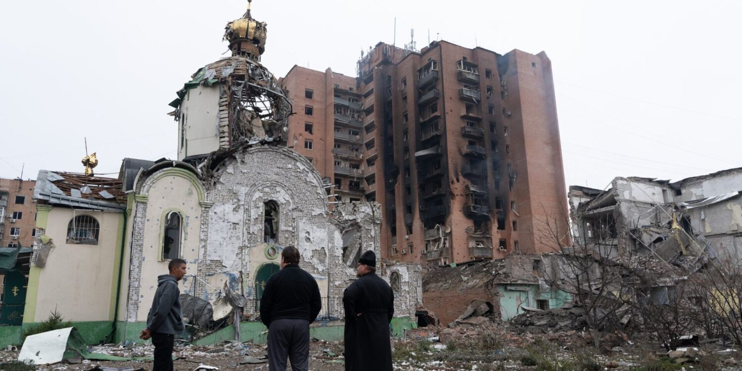 Trümmer nach einem russischen Luftangriff, bei dem eine Kirche und Wohngebäude in Kramatorsk beschädigt wurden.
