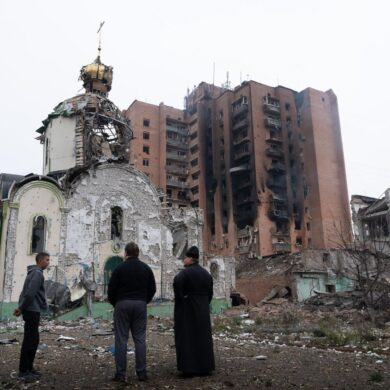Trümmer nach einem russischen Luftangriff, bei dem eine Kirche und Wohngebäude in Kramatorsk beschädigt wurden.