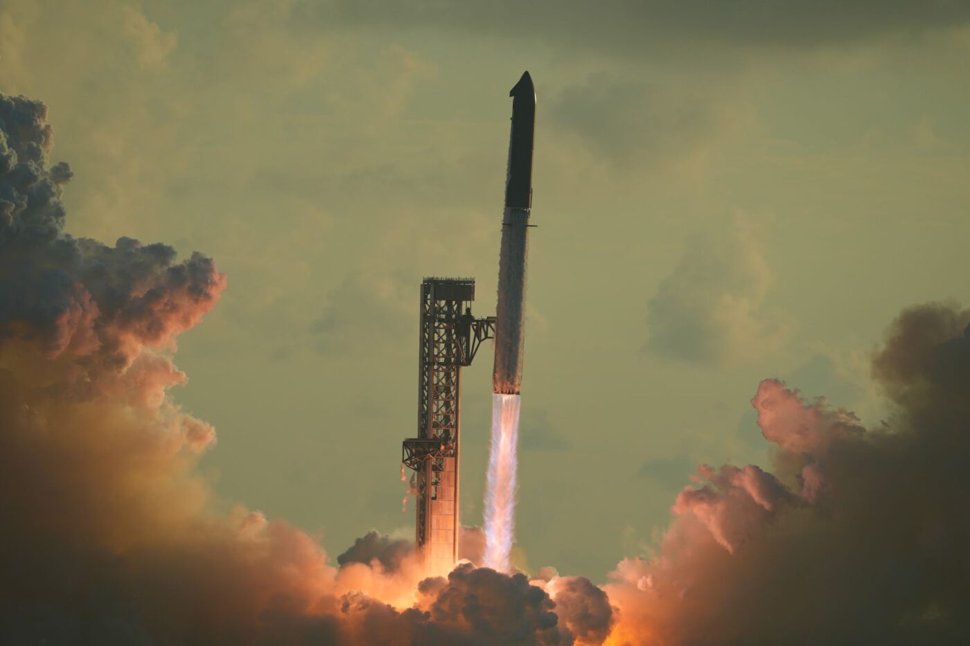 Das Raketensystem «Starship» von SpaceX startet von Starbase in Texas zu einem Testflug