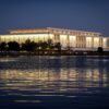 Blick auf das Kennedy Center in Washington am Abend.