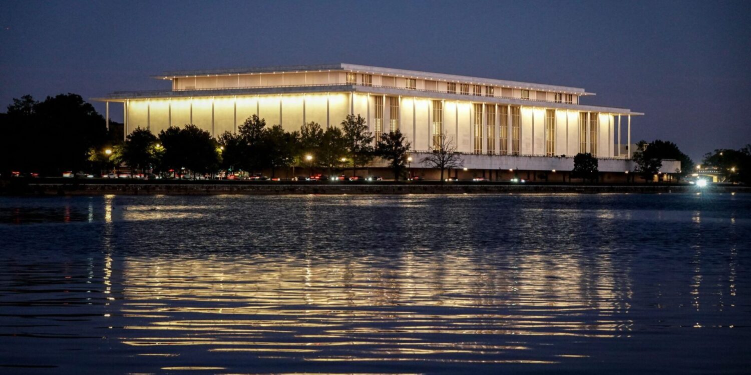 Blick auf das Kennedy Center in Washington am Abend.