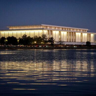 Blick auf das Kennedy Center in Washington am Abend.