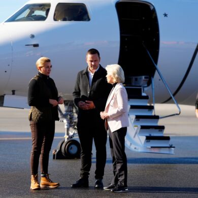 Ist bis Montag zu Gast in Grönland: EU-Kommissionspräsidentin Ursula von der Leyen (r).