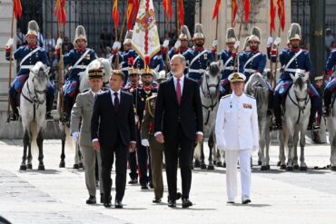 Macron wurde in Madrid mit militärischen Ehren empfangen.