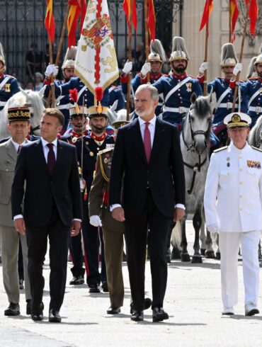 Macron wurde in Madrid mit militärischen Ehren empfangen.